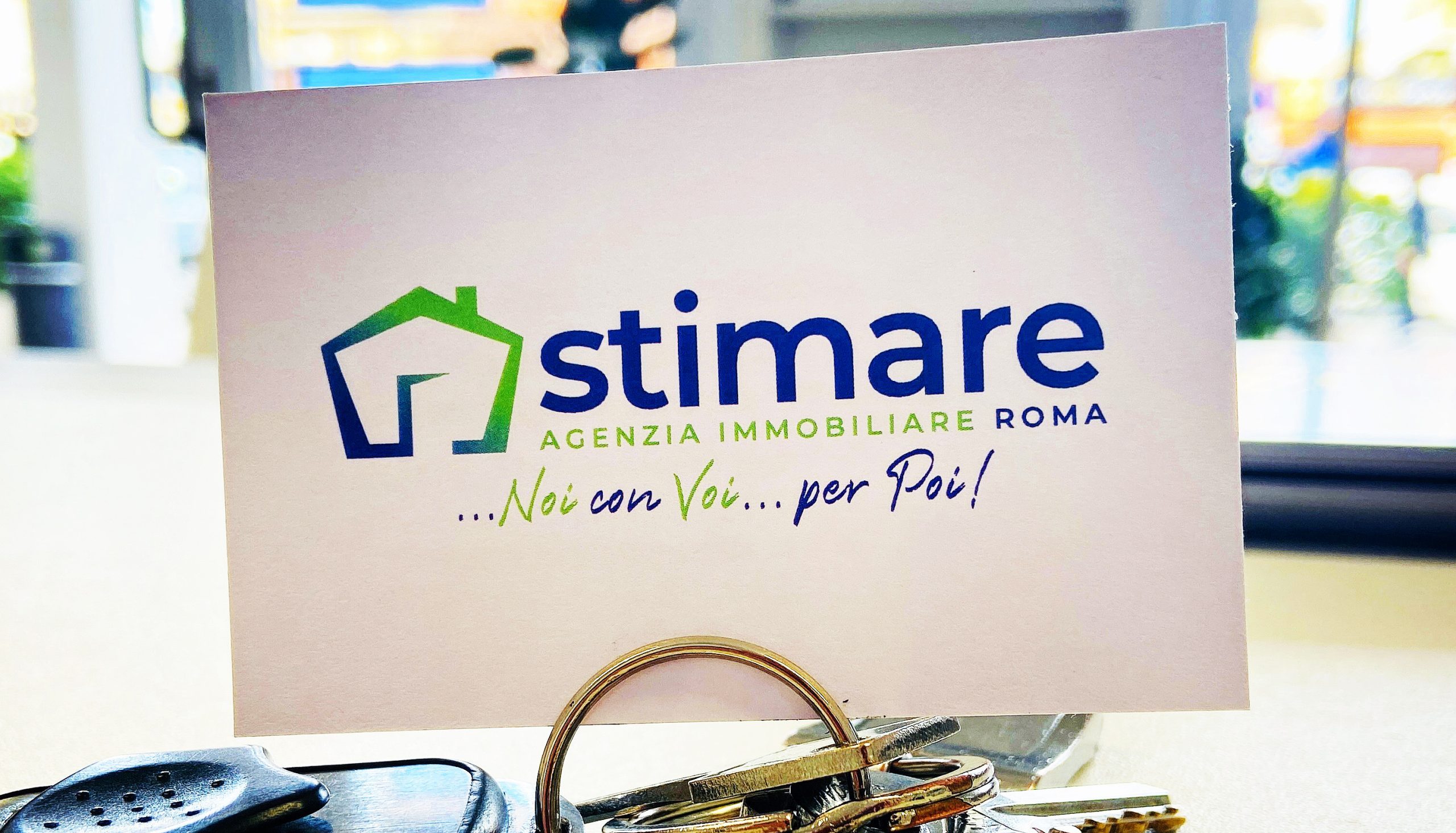 Biglietto da visita di Stimare con chiavi su un tavolo, agenzia immobiliare a Roma